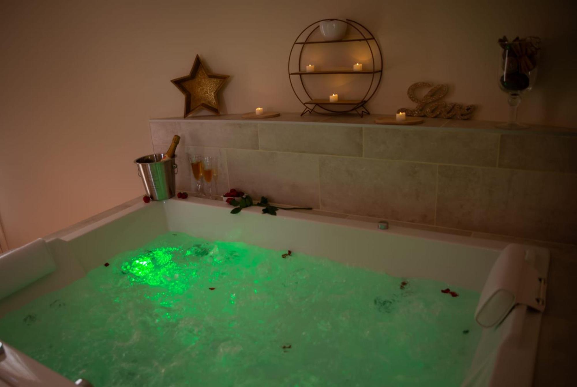Le Mas Aux Amoureux , Suite Romantique Et Spa Le Barcares Ngoại thất bức ảnh