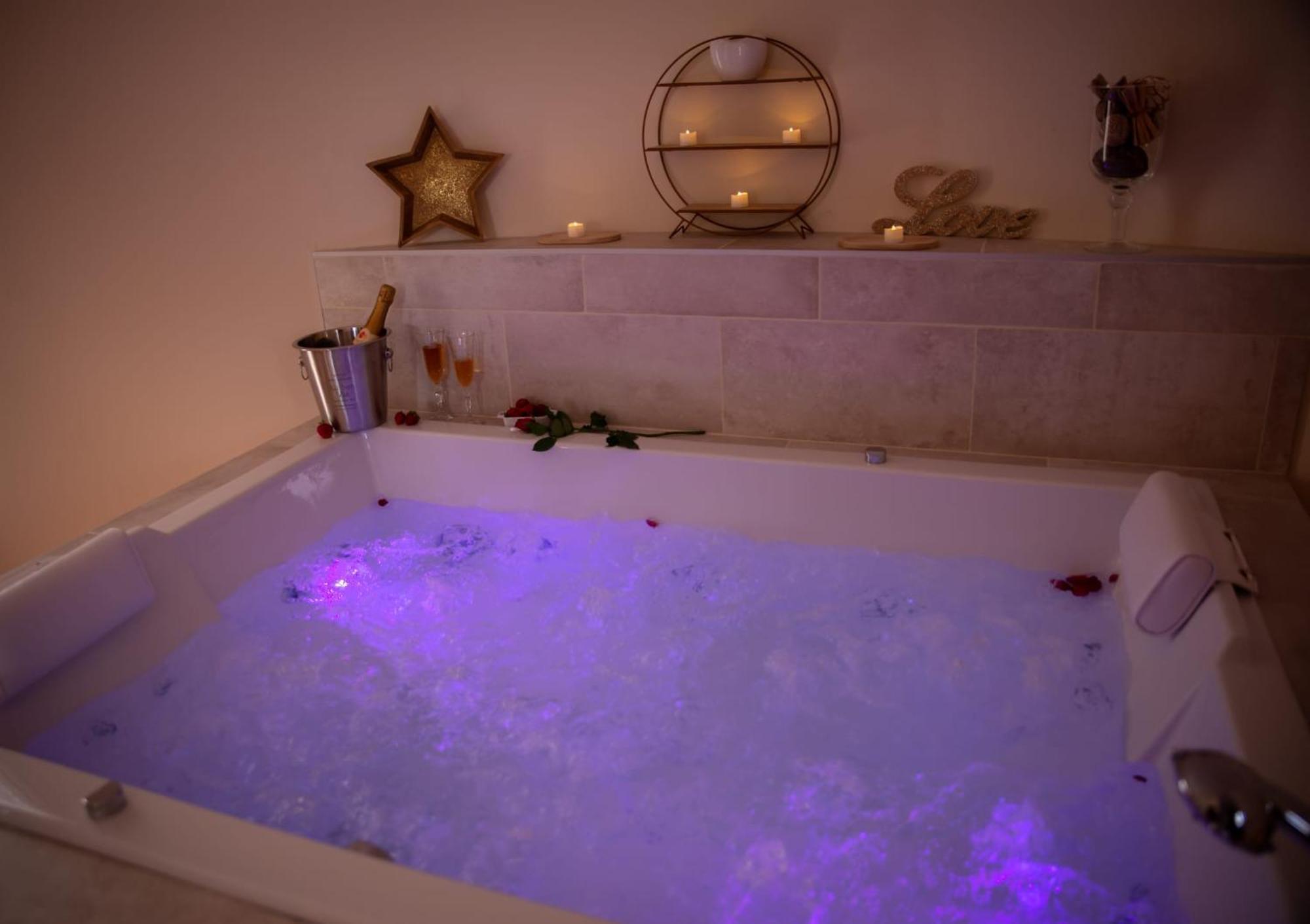 Le Mas Aux Amoureux , Suite Romantique Et Spa Le Barcares Ngoại thất bức ảnh